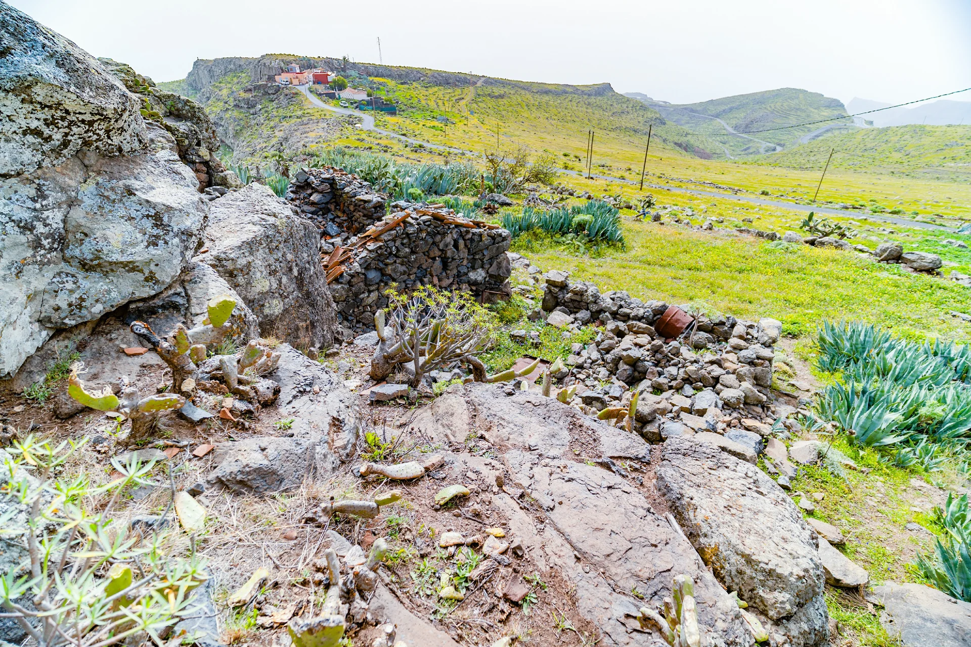 Vive entre el mar y la montaña  Parcela urbana con casas de piedra en Ayamosna - La Gomera